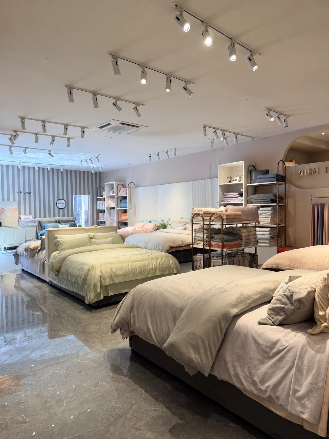 七彩石狮展厅：发现色彩