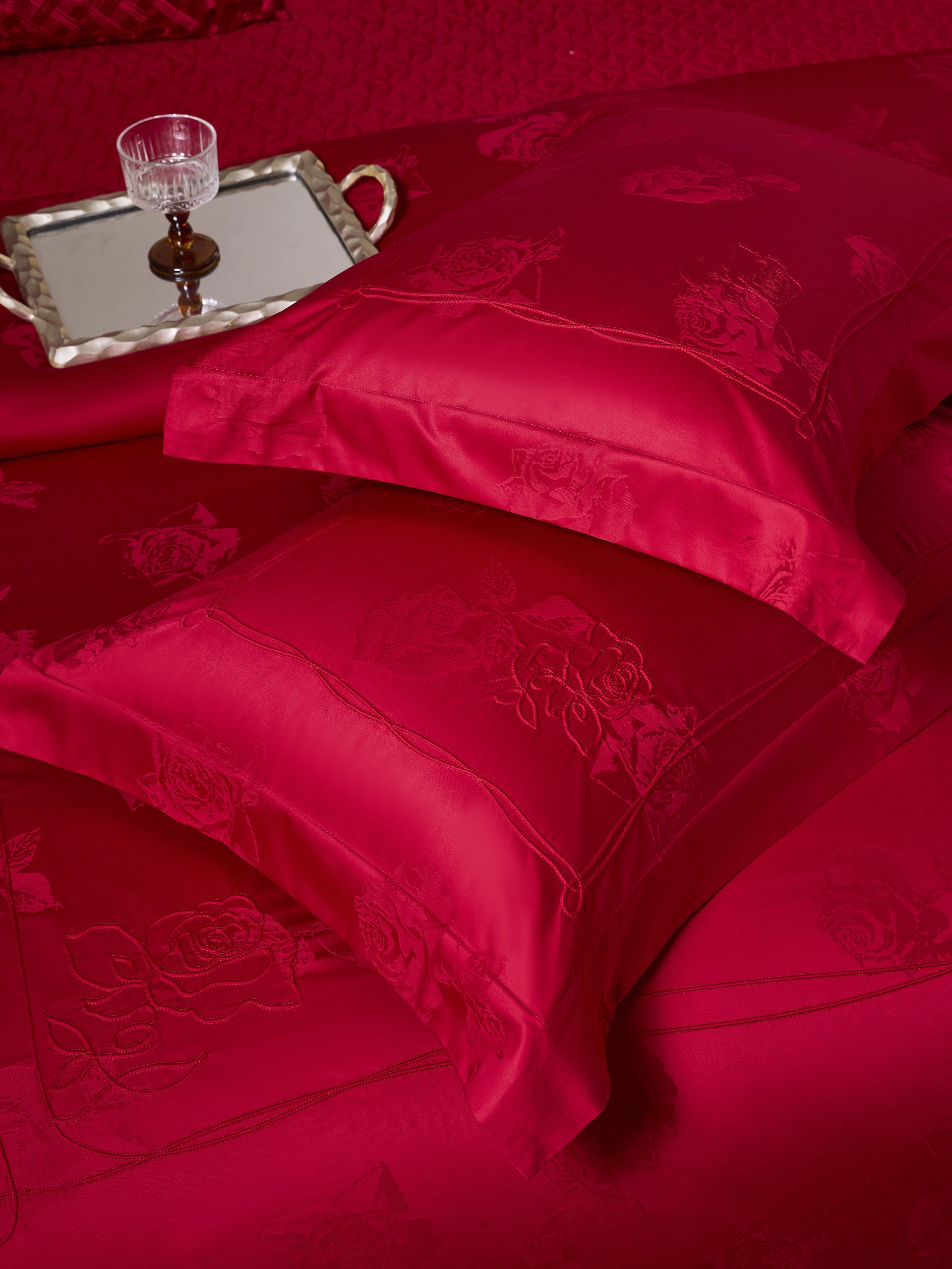 红色婚庆床品的花纹与枕边细节